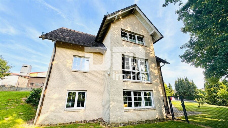 Hochklassiges Einfamilienhaus mit Einliegerwohnung in Bestlage auf großem Traumgrundstück - Seitenansicht